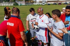Senador-Romario-autografa-bolas-e-camisas-para-fas-no-campo-do-Teresopolis-Futebol-Clube