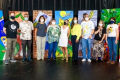 Subsecretario-Ricardo-Guarilha-e-secretaria-de-Cultura-Cleo-Jordao-com-artistas-da-mostra-coletiva