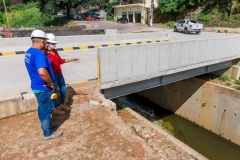 Heloise-Torres-engenheira-responsavel-pela-obra-e-Jocelo-Santos-encarregado-acompanham-primeiro-dia-da-ponte-liberada