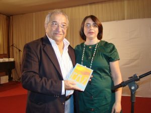 Professor Vicente Madeira, Pró Reitor de Pós-graduação, Pesquisa e Extensão da Unifeso, recebe o livro ´Antologia Poetas da Escola’ das mãos da Secretária de Educação Magali Tayt-Sohn