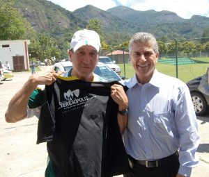 Técnico Parreira e Prefeito Jorge Mario com camisa que homenageia a Seleção Sul-Africana
