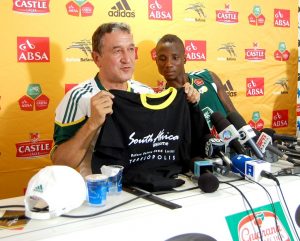 Carlos Alberto Parreira e jogador Teko Modise recebem camisa de boas-vindas a Seleção da África do Sul