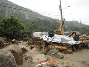 Carros arrastados e destruidos com a avalanche na serra carioca. Posse Teresópolis RJ