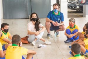 Carolina De Paula, da Unesco, com crianças do 'Gol do Brasil' em Teresópolis