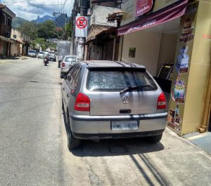 Guarda Municipal de Teresópolis intensifica fiscalização contra carros nas calçadas