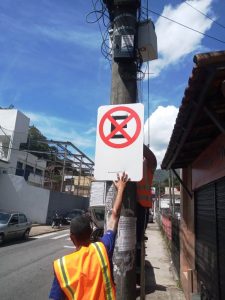 Trecho de rua na Barra é sinalizado para garantir a passagem de pedestres