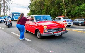 ‘Carreata Solidária’: colecionadores desfilam com seus carros de época pelas ruas de Teresópolis e encantam o público