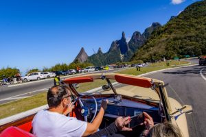 Colecionadores presenteiam Teresópolis com desfile de carros antigos