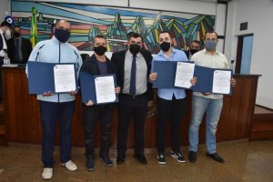 Profissionais da saúde recebem homenagem da Câmara Municipal por esforços durante a pandemia de Covid-19, na terça-feira (31)