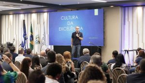 Palestra do técnico de vôlei Bernardinho sobre cultura da excelência para gestores de turismo_crédito Ascom Setur-RJ