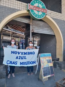 Equipe do CRAS Meudon promove ação do Novembro Azul nas ruas do bairro