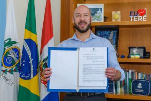 Prefeito Vinicius Claussen assina decreto de implantação do 5º gatilho do PCCS (Plano de Carreira, Cargos e Salários) dos servidores ativos e inativos da Prefeitura