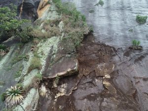 Desprendimento de bloco de cerca de um metro, que se partiu em 5 pedras, na região do bairro do Caleme- Teresópolis RJ