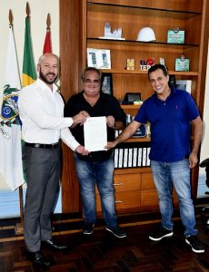 Prefeito Vinicius Claussen com os empresários Carlinhos da Serra e José Carlos Carreiro de Carvalho
