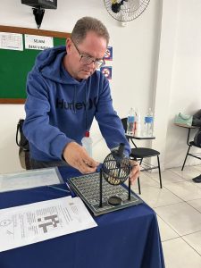 Fábio Turl, integrante da comissão organizadora do JM´s 2022, realiza o sorteio das modalidades coletivas