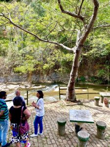 Secretária de Turismo Nina Benedito e representantes da Associação de Moradores